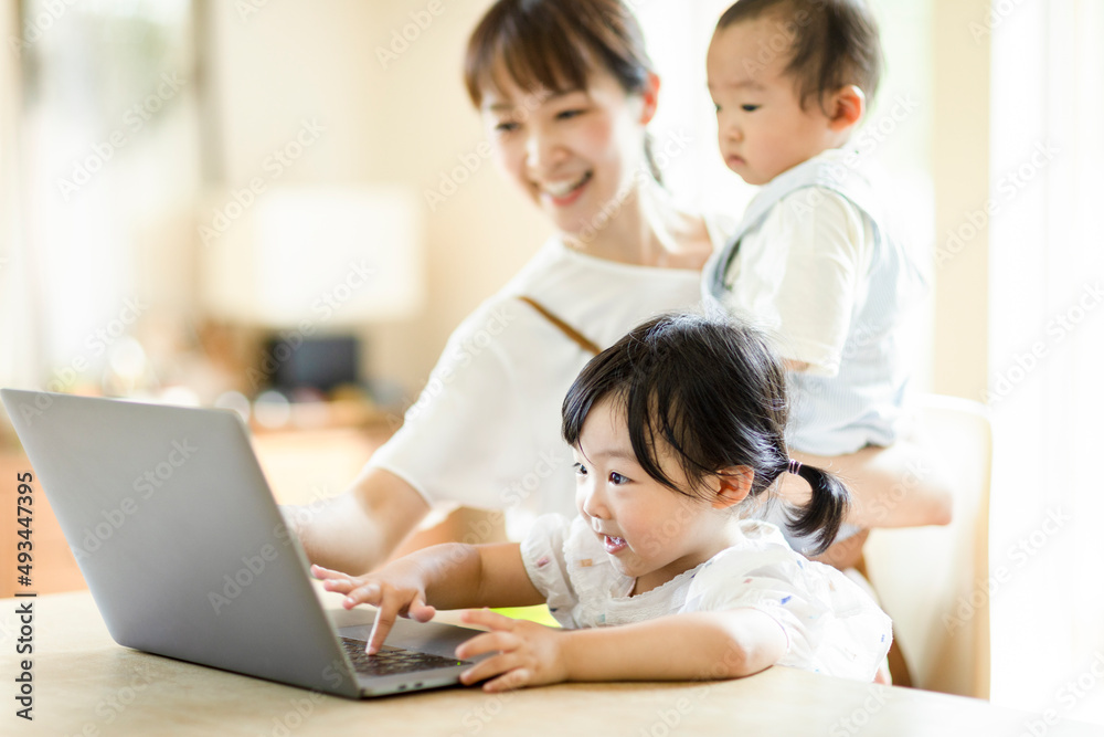 パソコンを操作する親子 パソコンを操作する親子