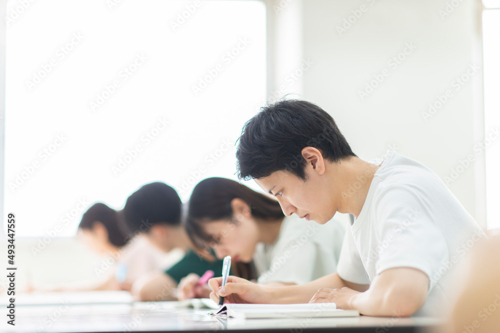 授業を受ける学生