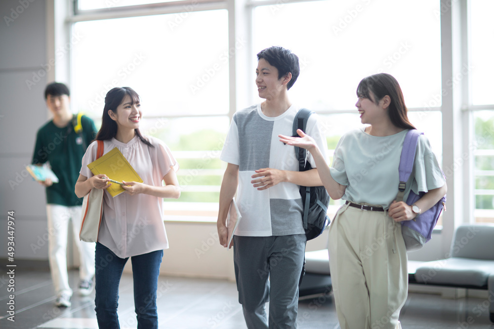 廊下を歩く学生 廊下を歩く学生