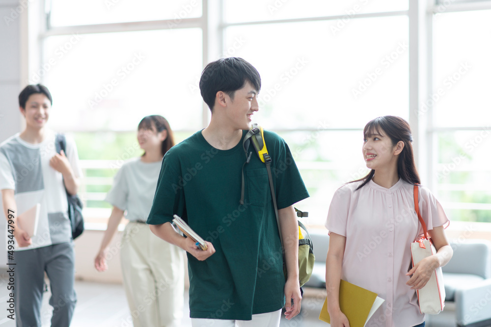 廊下を歩く学生 廊下を歩く学生
