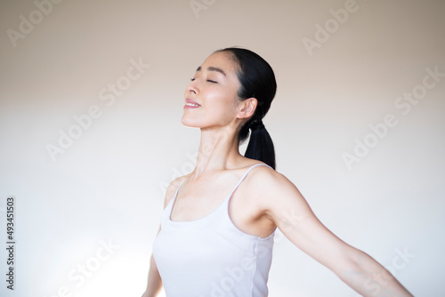 腕を広げて深呼吸する女性 photo
