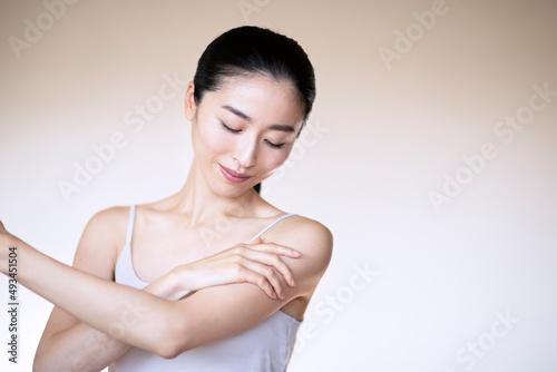 自分の腕をマッサージする女性 photo