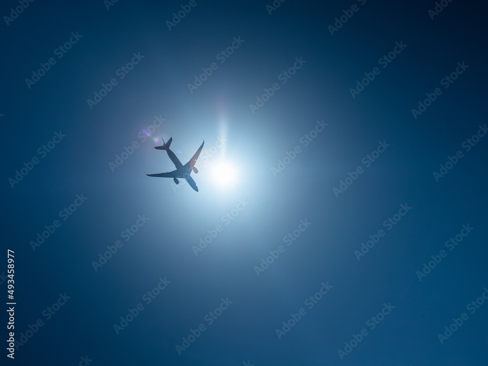 眩しい太陽と飛行機