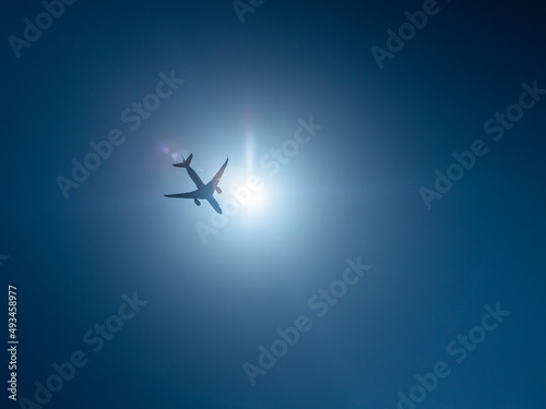 Fototapeta Naklejka Na Ścianę i Meble -  眩しい太陽と飛行機