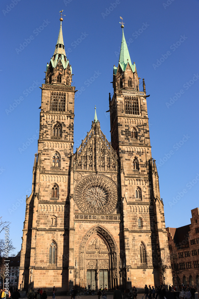 St.-Lorenz-Kirche in Nürnberg; Blick von Westen auf Portal, Rosette und Turmpaar