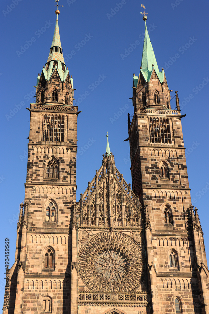 Westfassade der Nürnberger Lorenzkirche; Turmpaar, Fensterrose und Maßwerkgiebel