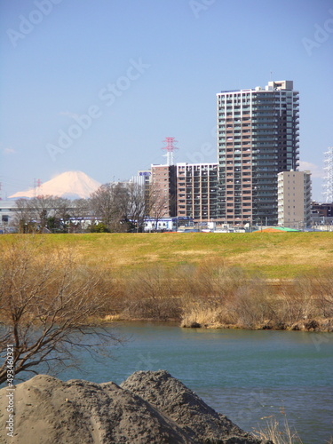 浚渫工事の土砂のある江戸川と対岸のマンション風景