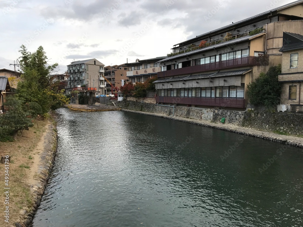 日本の古民家と川