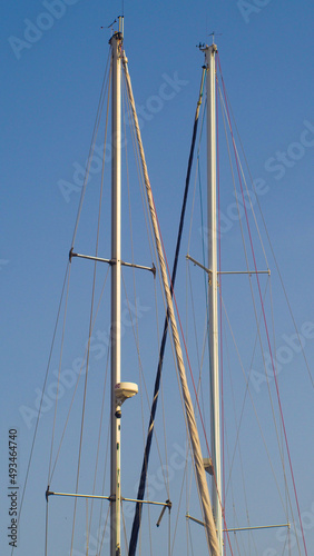 Vue rapprochée de Mâts de bateaux, dans le port de Port-Leucate