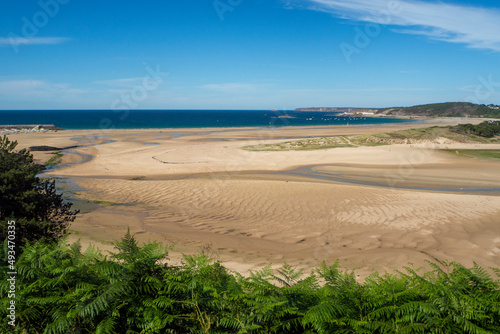 Vue sur la plage de Sables-d'Or-les-Pins, Côtes-d'Armor, Bretagne