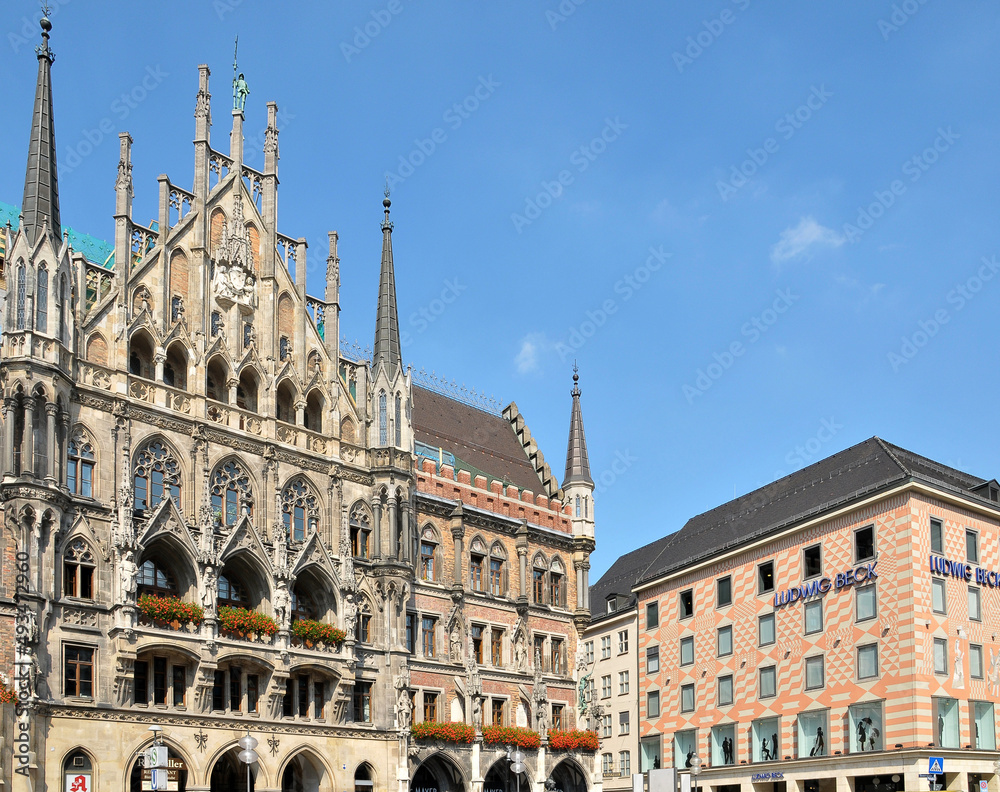 Vista del Ayuntamiento y edificios de viviendas en el centro histórico de la ciudad de Munich en Alemania
