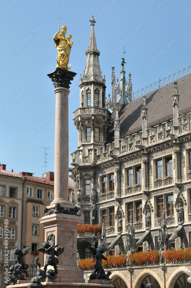 Columna de María y vista del Ayuntamiento en el centro histórico de la ciudad de Munich en Alemania