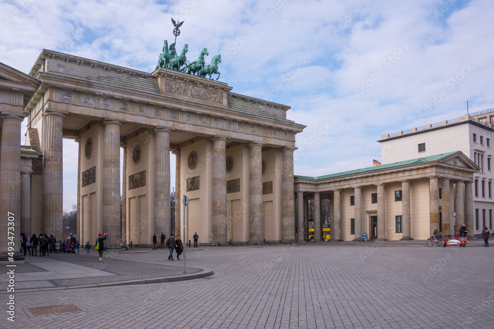 Puerta de Brandeburgo en el centro urbano de la ciudad de Berlín en Alemania Puerta de Brandeburgo en el centro urbano de la ciudad de Berlín en Alemania
