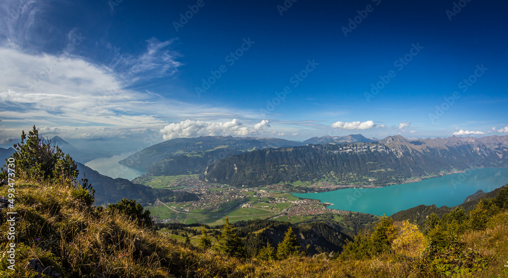 Obraz premium Ausblick von der Schyniger Platte aud Interlaken. Links Thunersee, rechts Brienzersee.
