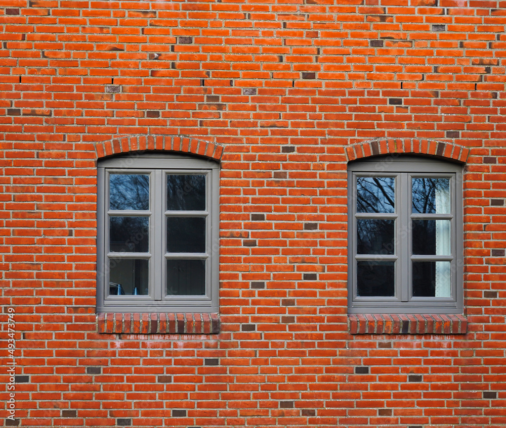 Graue Fenster eines Hauses