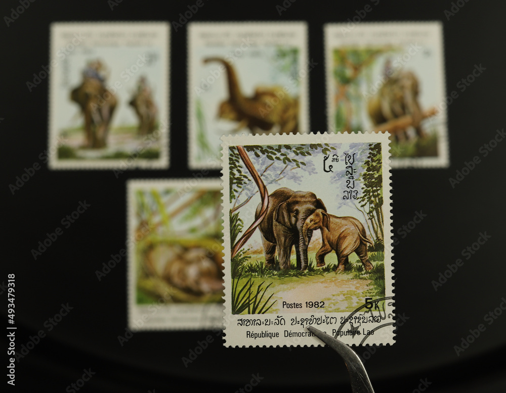 Znaczki pocztowe - Laos - XX wiek, lata 80., słonie, praca ludzi. Kolekcja znaczków, hobby. - obrazy, fototapety, plakaty 