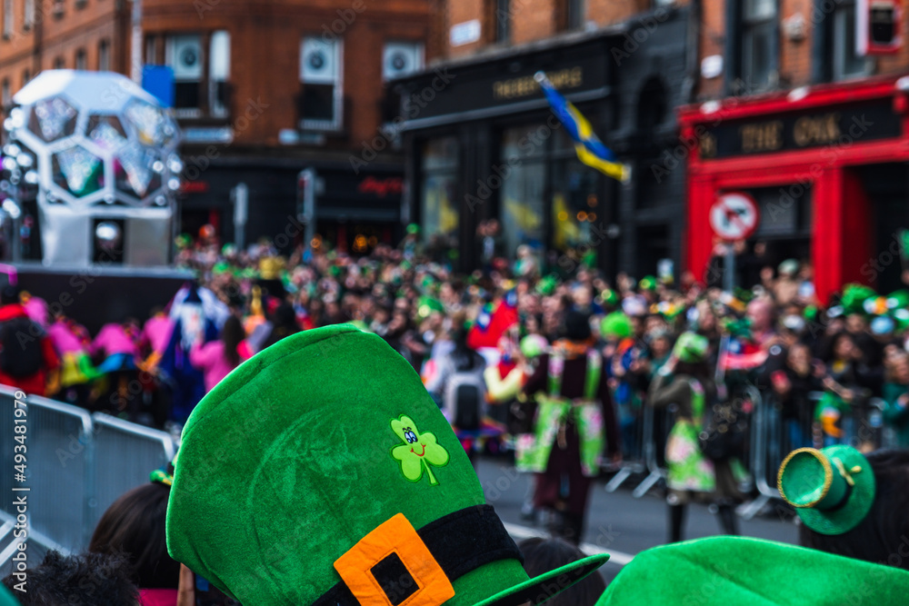 Naklejka premium Saint Patrick's day parade in Dublin 2022, green hat with clover in the crowd
