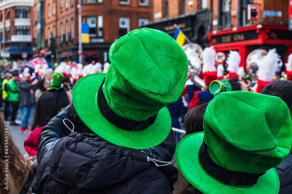Naklejka premium Saint Patrick's day parade in Dublin green hats in the middle of the crowd