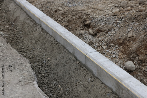 betonrandstein mit schnur auf baustelle