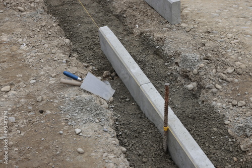 betonkelle betonrandstein mit schnur und eisenstange auf baustelle