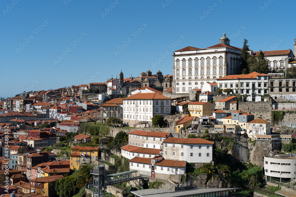  Overview of the historic center of Oporto.