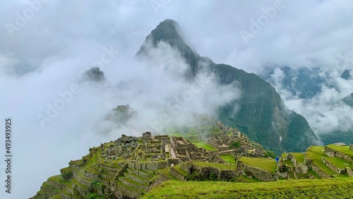 Obraz na płótnie landscape with clouds in the ruins of the ancient city of machu picchu w salonie