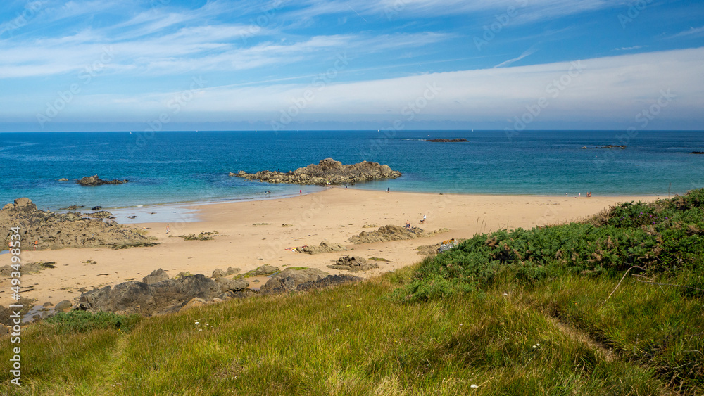 Plage Saint-Michel, lande bretonne, sable, rochers et ciel bleu, Cap d'Erquy, Côtes-d'Armor, Bretagne, France Plage Saint-Michel, lande bretonne, sable, rochers et ciel bleu, Cap d'Erquy, Côtes-d'Armor, Bretagne, France