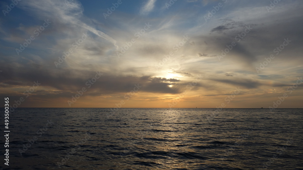 Schöner Himmel über dem Meer