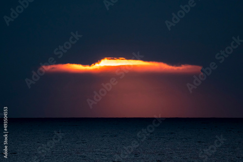 chmura o zachodzie słońca nad morzem