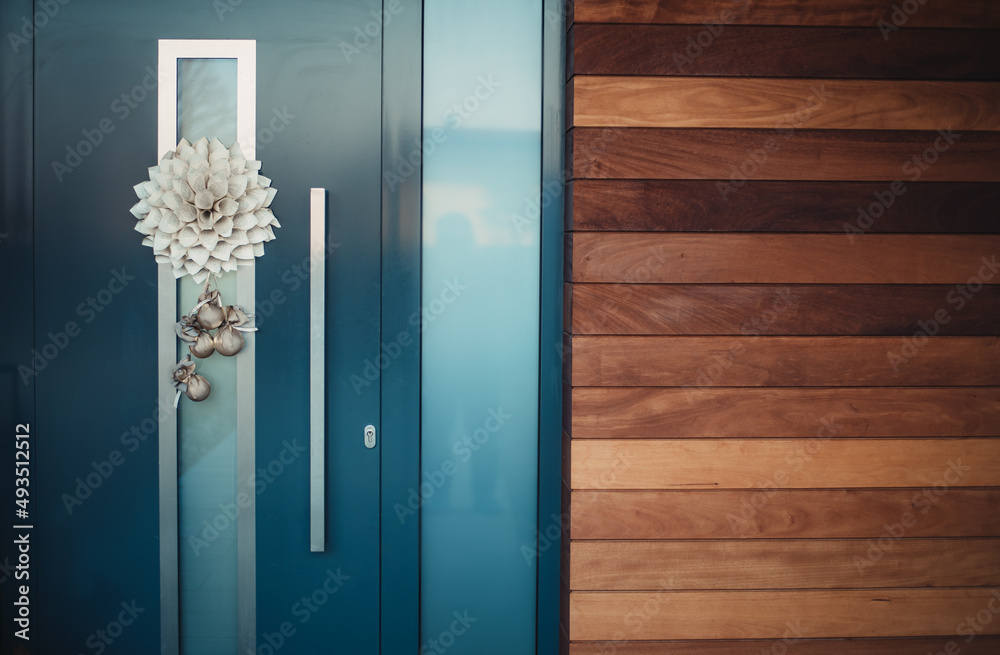 Nowoczesne drzwi wejściowe  z elewacją z drewna egzotycznego - obrazy, fototapety, plakaty 
