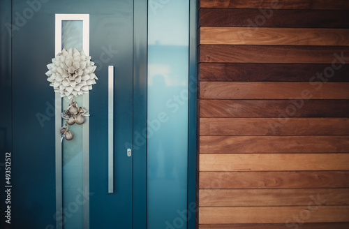 Nowoczesne drzwi wejściowe  z elewacją z drewna egzotycznego