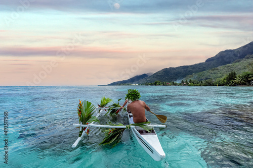 Arrivée en pirogue pour mariage traditionnel à Mo'orea en Polynésie française  photo