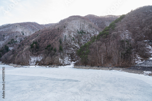 氷が厚い春の奈良井ダム