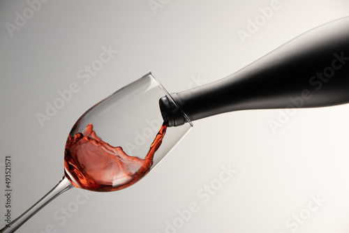 Leinwand Poster servida de vino tinto congelado en copa super elegante