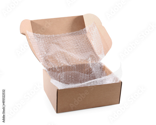 Obraz na płótnie Open cardboard box with bubble wrap isolated on white
