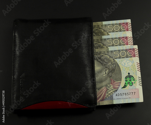 Pieniądze w portfelu. Duża kwota - banknoty po 500 złotych. Czarny portfel, kolorowa waluta polska.