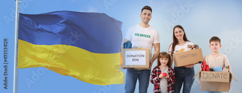 Family of volunteers with d...