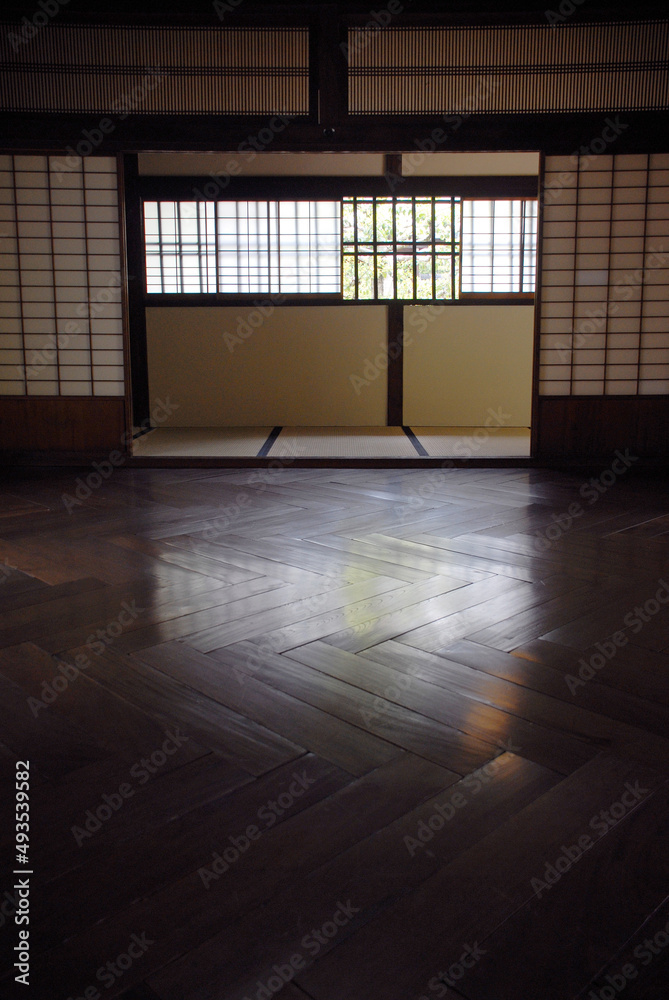 Obraz premium 有栖川宮旧邸 板張りの室内 京都市上京区