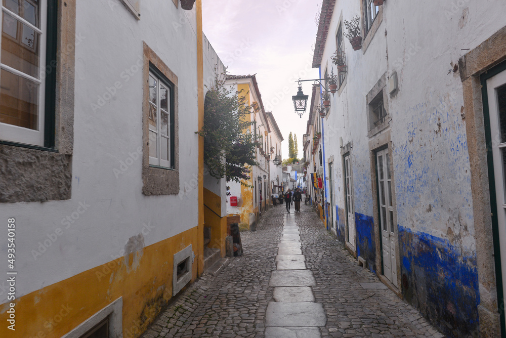 Malerische Gasse in der Altstadt von Óbidos, Portugal Malerische Gasse in der Altstadt von Óbidos, Portugal