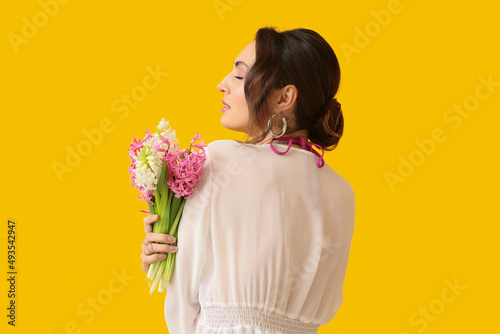 Young woman holding pink an...