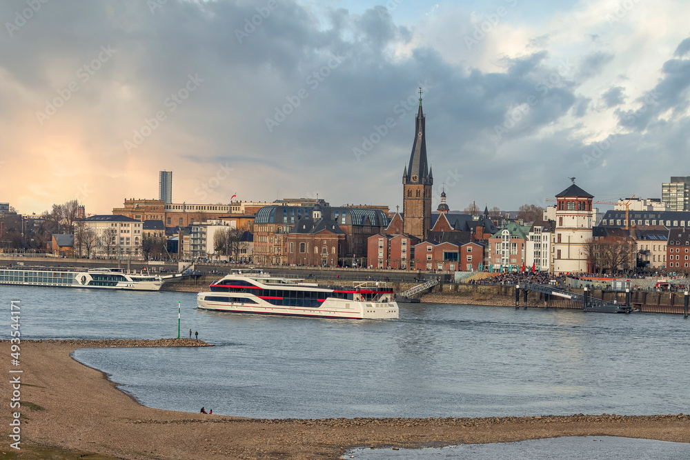 Fototapeta premium Duesseldorf embankment on warm spring evening on week-end, many people walking