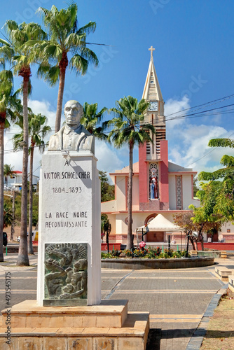 Eglise de Sainte-Anne et monument Victor Schoelcher abolitionniste en Guadeloupe Anttilles Française.
