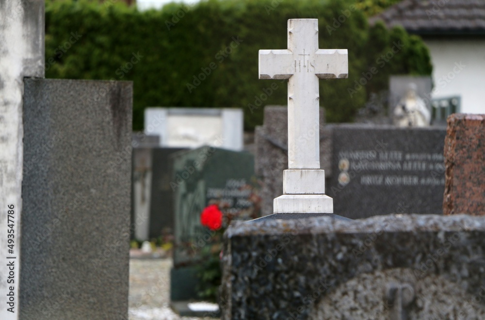 Ein steinernes Kreuz auf einem katholischen Friedhof in Österreich, Tod, Friedhof, Gedenkstätte, Christentum, Grabkreuz, Religion