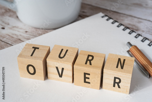 ターンオーバーのイメージ｜「TURN OVER」と書かれた積み木と筆記用具とコーヒーカップ