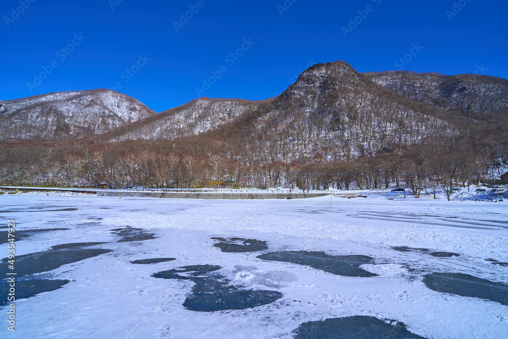 冬の群馬県赤城山 大沼の氷上から東側方面(黒檜山,駒ヶ岳など)を見る