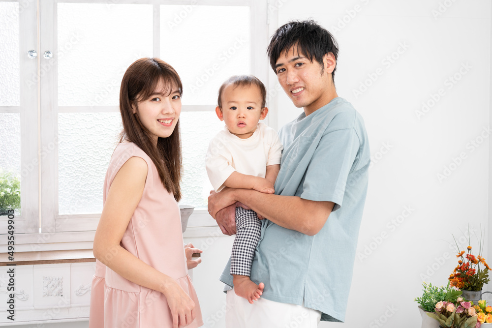 赤ちゃんをあやす両親 赤ちゃんをあやす両親
