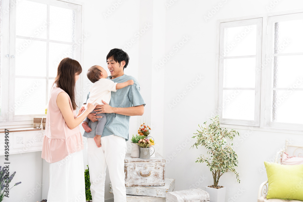 赤ちゃんをあやす両親