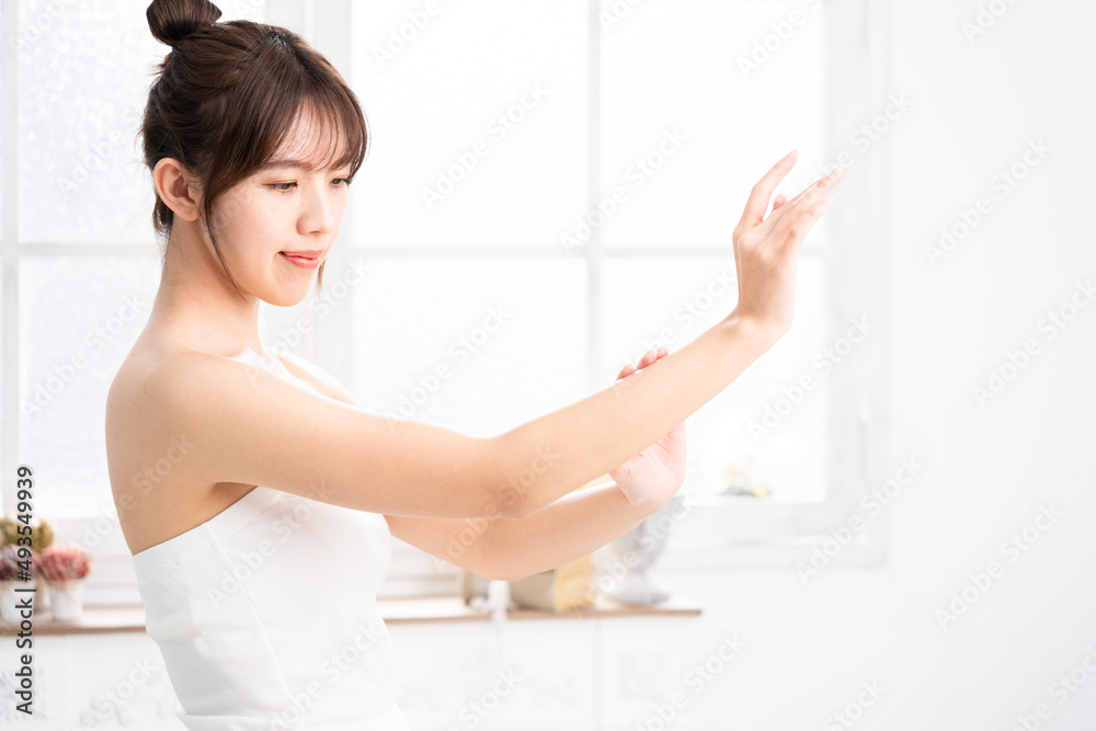 セルフマッサージをする女性　ビューティーイメージ