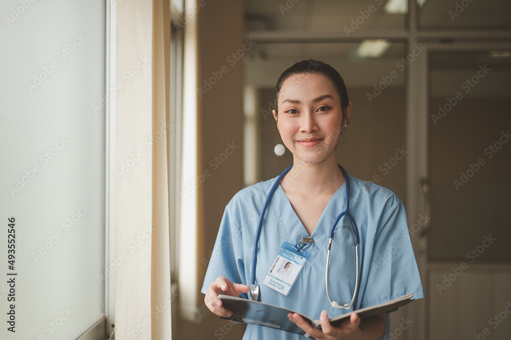 © Suriyo - Asian Doctor woman working in hospital for patient © Suriyo - Asian Doctor woman working in hospital for patient