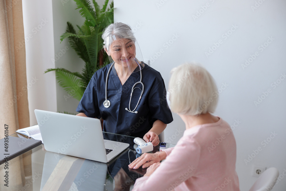 Obraz premium Medical specialist appointment eldery female in her apartment